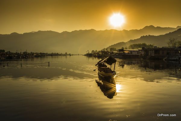 The sunset on Dal lake